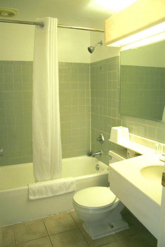 Finger Lakes Hotel Farmington Extérieur photo