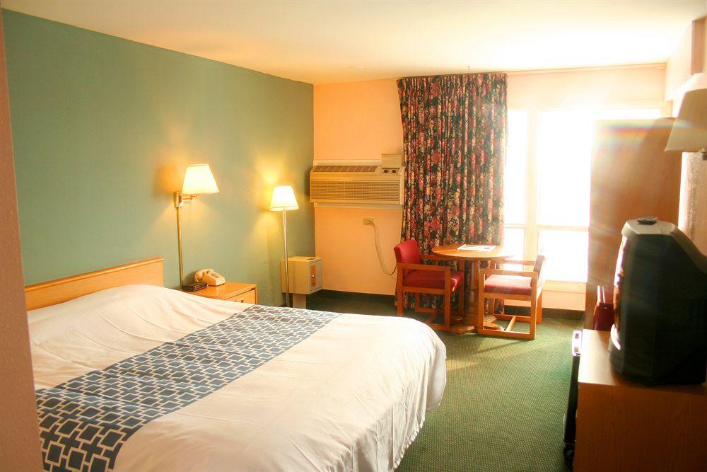 Finger Lakes Hotel Farmington Extérieur photo