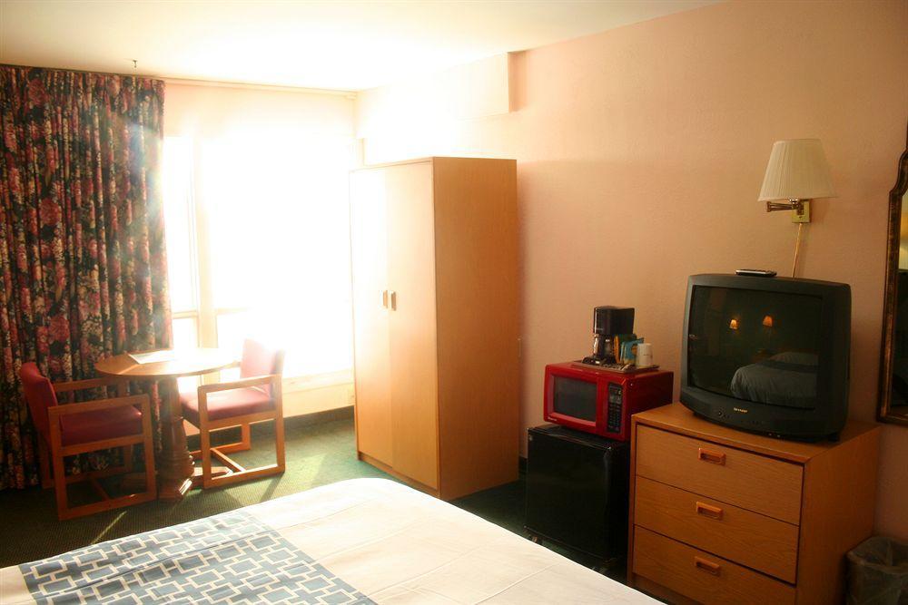 Finger Lakes Hotel Farmington Extérieur photo